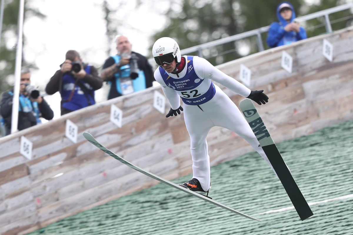 Austriacy zajęli dwa pierwsze miejsca w konkursie indywidualnym skoków narciarskich w Zakopanem. Daniel Tschofenig wywalczył złoto III Igrzysk Europejskich, a srebro trafiło do Jana Hoerla. Miejsce na najniższym stopniu podium zajął Szwajcar - Gregor Deschwanden. Najlepszy z Polaków Piotr Żyła zajął 7. miejsce. Dziesiątą pozycję zajął Dawid Kubacki. 