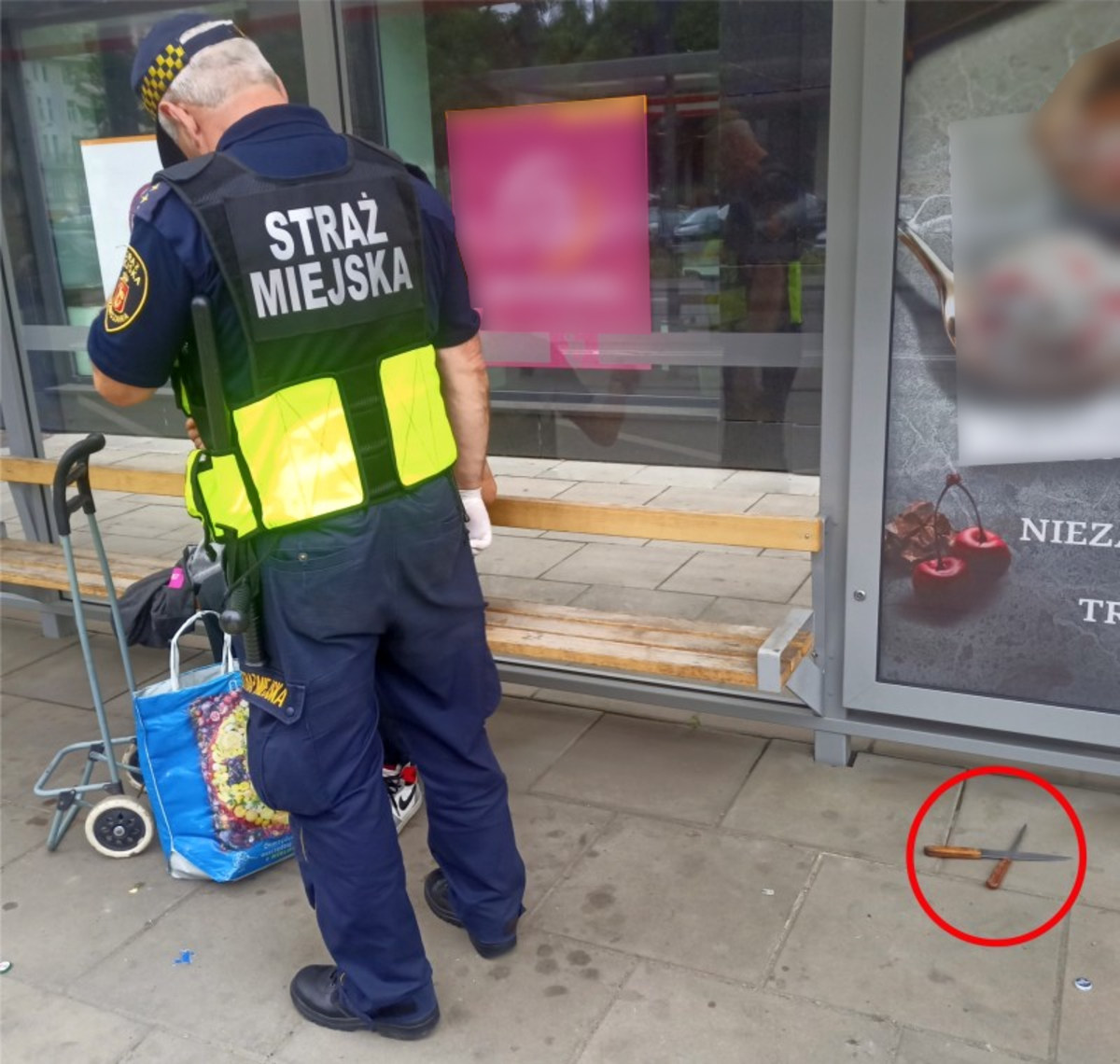 Strażnicy miejscy obezwładnili mężczyznę, który biegał wymachując nożem po ulicy Skierniewickiej na warszawskiej Woli. 56-latek miał w torbie dwa kolejne noże. Został przekazany policjantom.