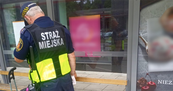 Strażnicy miejscy obezwładnili mężczyznę, który biegał wymachując nożem po ulicy Skierniewickiej na warszawskiej Woli. 56-latek miał w torbie dwa kolejne noże. Został przekazany policjantom.