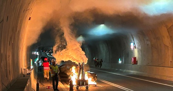 Dzień przed oficjalnym otwarciem tunelu w Świnoujściu, odbyły się ćwiczenia służb. Scenariusz zakładał wypadek z udziałem kilku samochodów i pełnego pasażerów autobusu. Zobacz zdjęcia. 