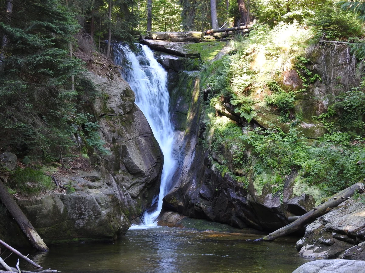 Zdjęcie turysty, który stoi na krawędzi Wodospadu Szklarki, opublikował Karkonoski Park Narodowy. Jakby tego było mało, mężczyzna wziął na ręce dziecko. "To skrajnie nieodpowiedzialne zachowanie" - mówi RMF FM Przemysław Tołoknow, zastępca dyrektora KPNu.
