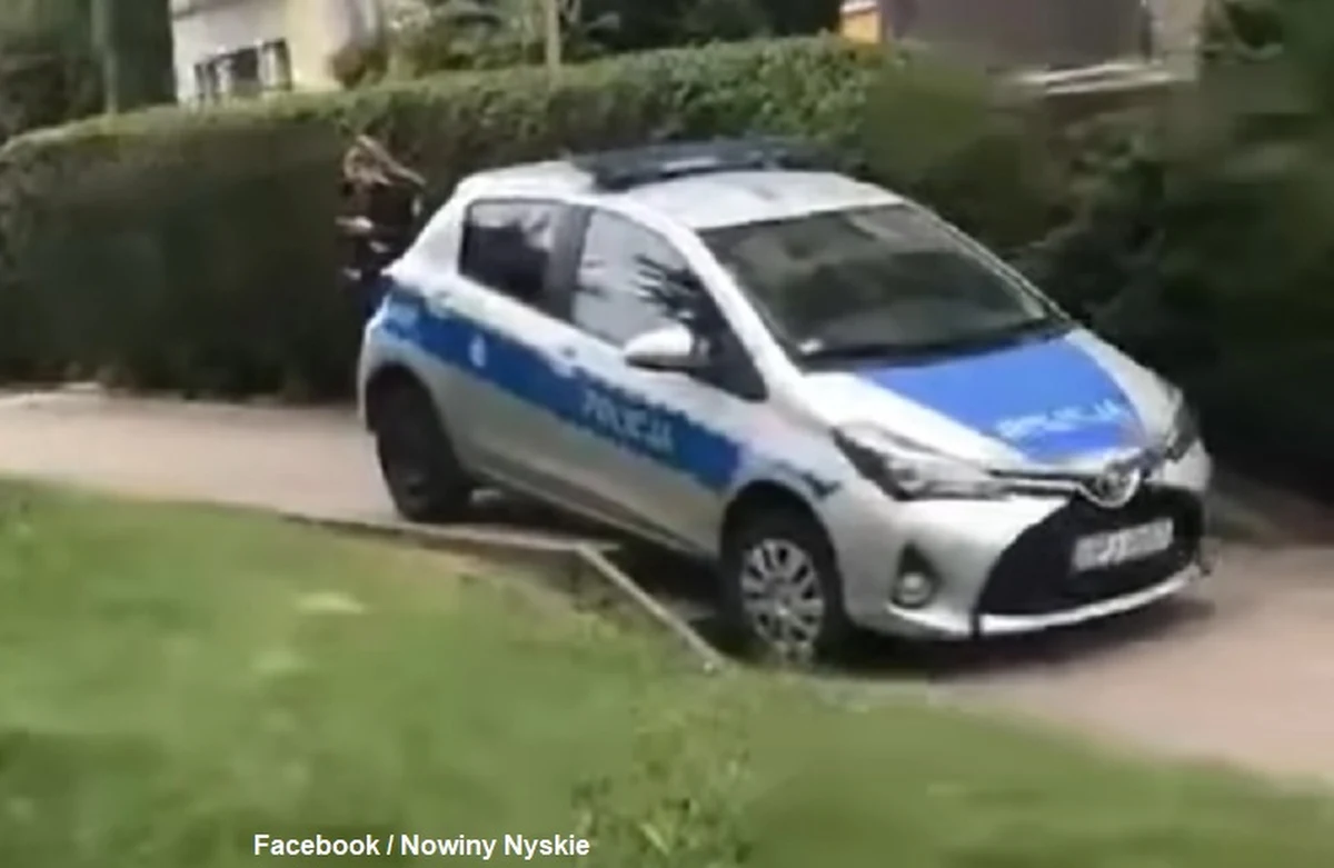 Nietypowe zdarzenie w Nysie (woj. opolskie). Na schodkach będących częścią chodnika osiedlowego zawisł radiowóz policyjny. Prowadzącą pojazd funkcjonariuszkę ukarano mandatami.