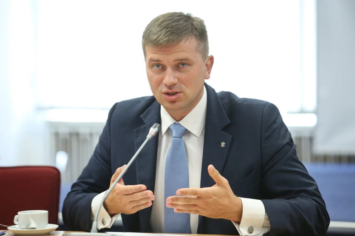 ​Arkadiusz Bąk z PSL został nowym przewodniczącym Sejmiku Województwa Świętokrzyskiego. Zastąpił na tym stanowisku odwołanego podczas czwartkowej sesji Andrzeja Prusia (PiS). "To dobry prognostyk przed jesienią" - skomentował szef PSL Władysław Kosiniak-Kamysz.