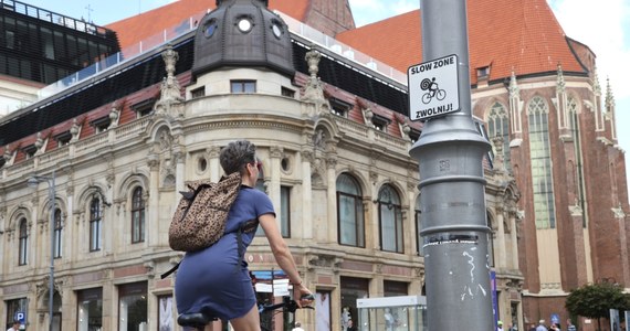 Rowerzysto, zwolnij! Tablice z takim apelem pojawiły się w centrum Wrocławia. Mają za zadanie zwrócić uwagę cyklistów na to, że zwłaszcza Rynek i okoliczne deptaki to miejsca, w których należy zachować szczególną ostrożność i dostosować jazdę do przebywających tam spacerowiczów.