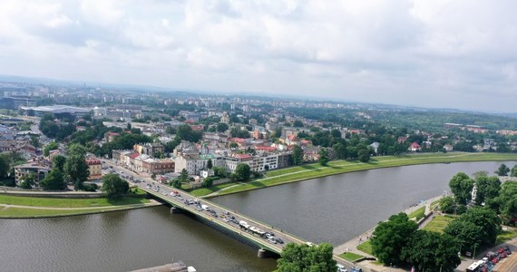 Już w przyszłym tygodniu rozpocznie się remont mostu Dębnickiego w Krakowie. To jedna z najważniejszych przepraw przez Wisłę w stolicy Małopolski i most o największym natężeniu ruchu - łączący aleje Trzech Wieszczów z rondem Grunwaldzkim.