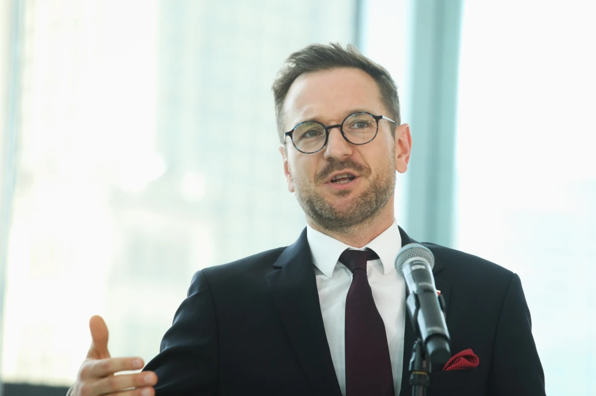 "Rozmawiamy z Europejską Agencją Kosmiczną o uczestnictwie w misji polskiego astronauty, ale też o partycypacji naszych firm w rozwoju przemysłu kosmicznego" - wskazał szef Ministerstwa Rozwoju i Technologii Waldemar Buda. Wyraził nadzieję, że porozumienie zostanie zawarte jeszcze w lipcu. W środę wieczorem na Twitterze Centrum GovTech pojawiła się informacja, że Sławosz Uznański poleci w kosmos. W czwartek ten post został usunięty.