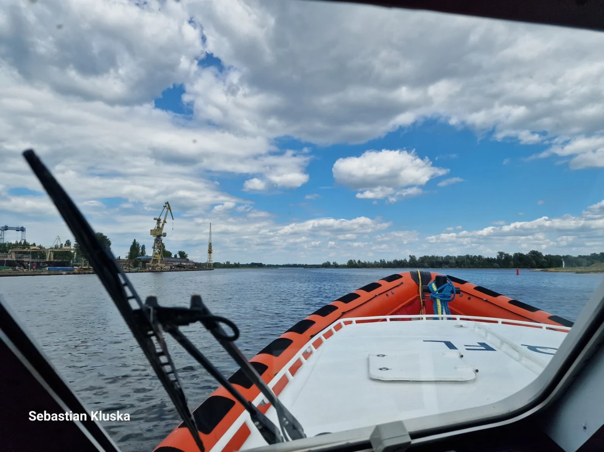 Dramatyczne sceny w Krynicy Morskiej. Około godziny trwały poszukiwania 13-latka, który kąpał się w morzu. Chłopiec w ciężkim stanie został przetransportowany do szpitala. 