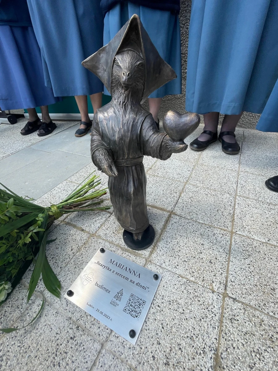 ​Do tej pory były koziołki, a teraz czas na pierwszą kózkę. Mowa o rzeźbach lubelskich koziołków, które w żartobliwy sposób przedstawiają historię różnych miejsc w mieście. Przy Szpitalu Klinicznym numer 1, w którym przez 286 lat chorym towarzyszyły szarytki, odsłonięto rzeźbę kózki o imieniu Marianna - w habicie i kornecie na głowie.