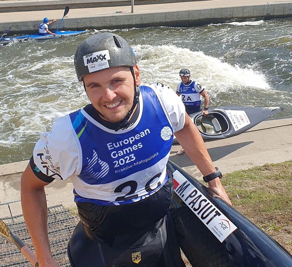 Nie złote, a srebrne medale III Igrzysk Europejskich zawisły na szyjach zawodników polskiej drużyny w składzie: Michał Pasiut, Mateusz Polaczyk, Dariusz Popiela, która rywalizowała w konkurencji K1 na torze kajakowym Kolna w Krakowie. Przez długi czas nie było wiadomo, jaka będzie ostateczna kolejność na podium. Dyskusje sędziów trwały długie minuty. 