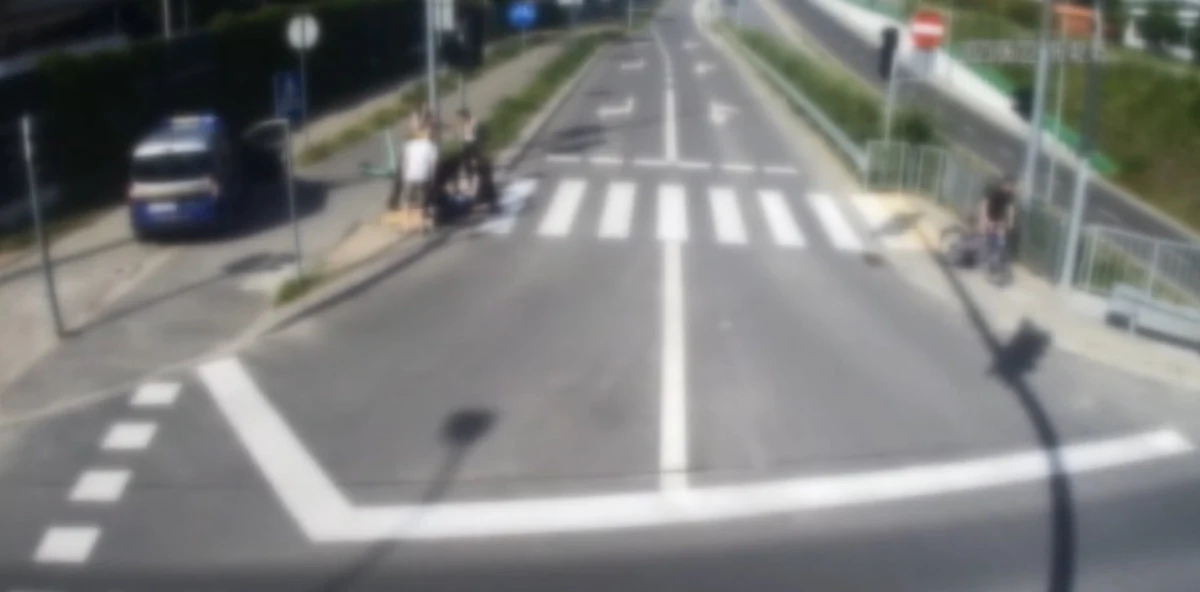 Strażnicy miejscy z Olsztyna zauważyli na chodniku leżącego mężczyznę, który stracił funkcje życiowe. Dzięki szybko podjętej reanimacji udało mu się przywrócić oddech. Dramatyczną sytuację zarejestrował miejski monitoring.