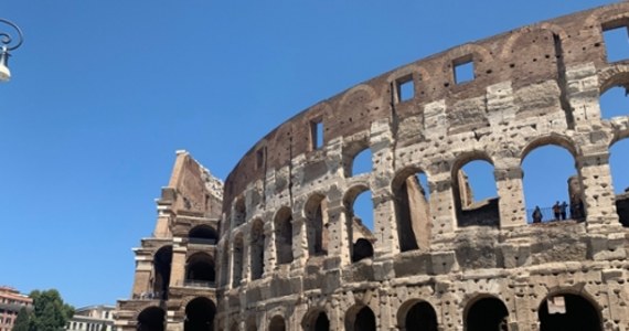 Włoska policja zidentyfikowała parę, która wyskrobała w murze Koloseum napis "Ivan + Hayley 23". Jak podaje prasa w Italii, to turyści z Wielkiej Brytanii, którzy zdążyli już opuścił Włochy. Wszczęto w tej sprawie śledztwo, które może się skończyć karą przekraczającą 15 tysięcy euro, a nawet karą do 5 lat więzienia.