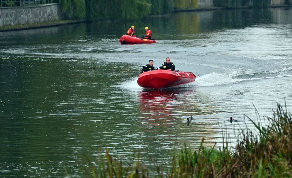 Nie żyje mężczyzna, który wpadł do Wisły w Krakowie. 49-latek próbował ratować swojego psa. Akcja reanimacyjna zakończyła się niepowodzeniem.