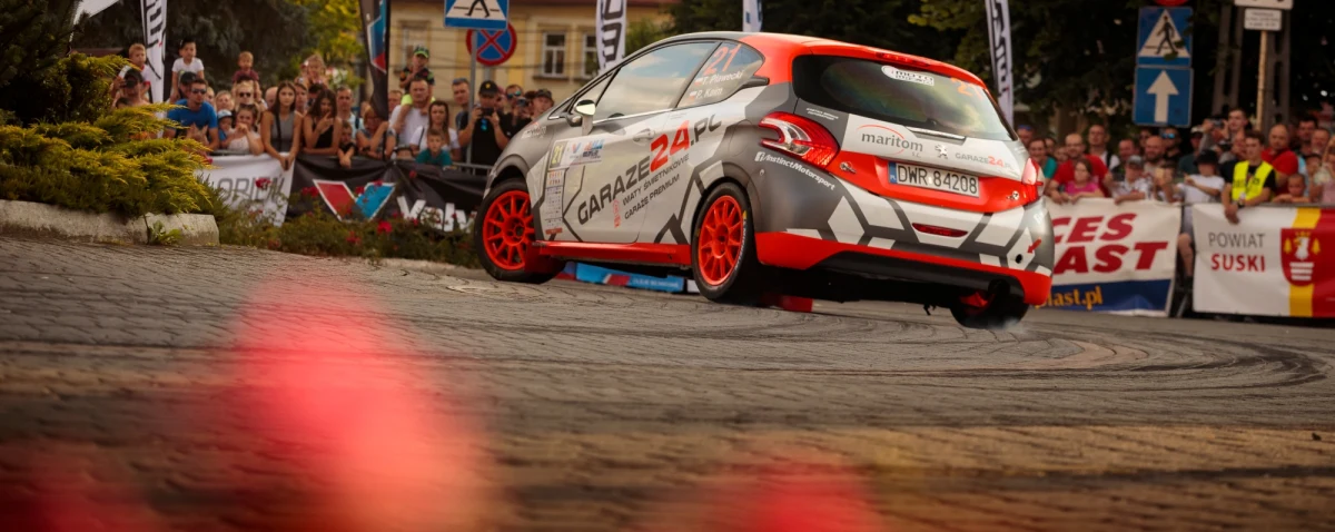 Dwukrotny mistrz Polski i wielokrotny mistrz Słowacji Grzegorz Grzyb otrzymał 1 numer na liście zgłoszeń do Valvoline Rajdu Małopolski 2023. Pilotowany przez Adama Biniędę reprezentant klubu Speedstar wystartuje w debiutującej rundzie RSMP Škodą Fabią Rally2 Evo. Rekordowa lista zgłoszeń licząca łącznie 117 pozycji we wszystkich ligach zgromadzi na starcie aż 13 samochodów najwyższej klasy 2.