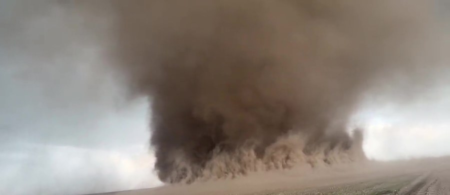 Pościgi za tornadami to zajęcie dla prawdziwych twardzieli. Jednym z nim jest Reed Timmer, który takich akcji ma już na swoim koncie setki. Amerykanin opublikował w swoich mediach społecznościowych nagranie, jak "przechwycił" tornado w stanie Nebraska.