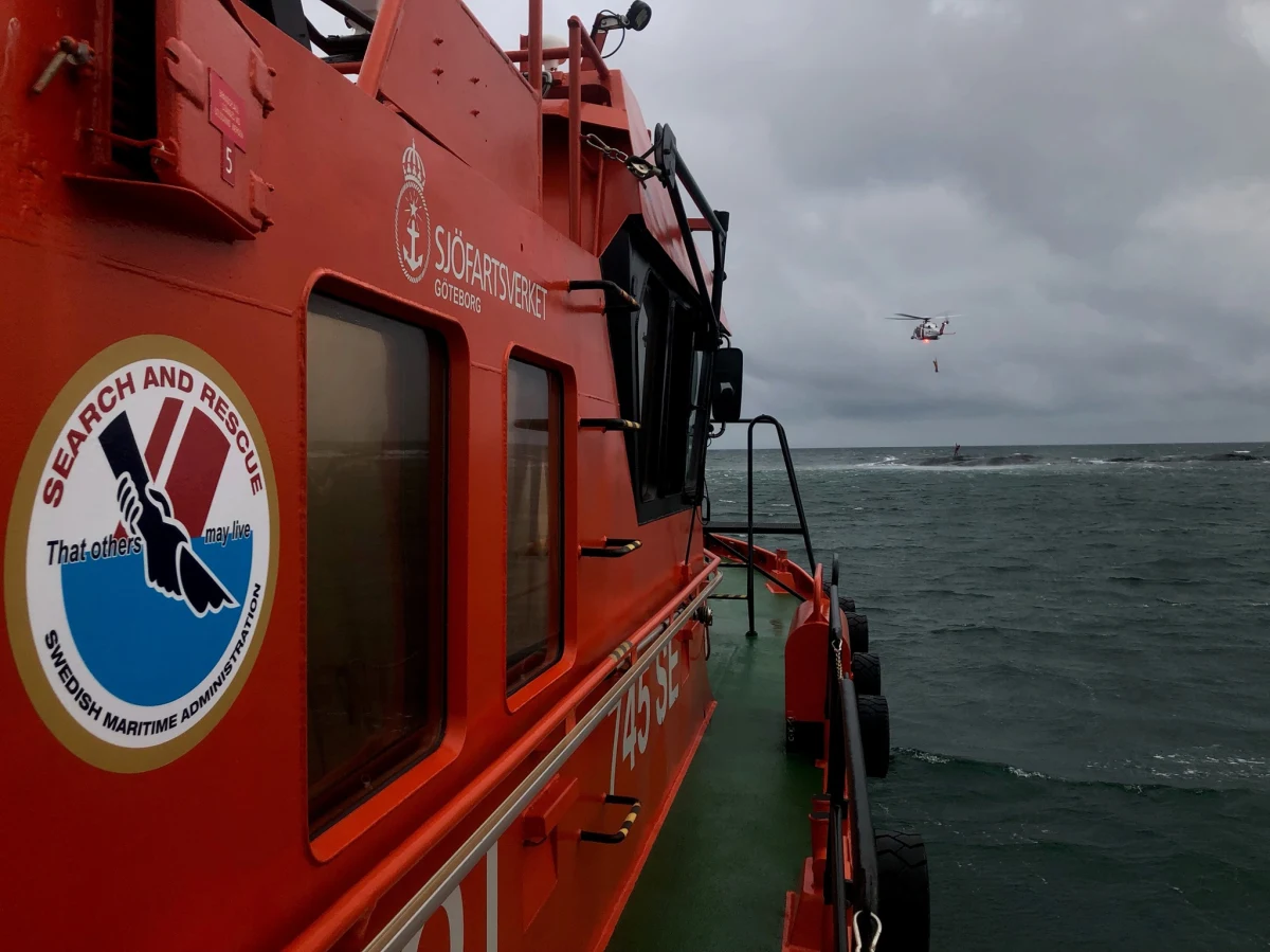 Szwedzka policja prowadzi dochodzenie w sprawie dramatycznych wydarzeń, jakie rozegrały się podczas rejsu promu Stena Spirit z Gdyni do Karlskrony. W czwartek po południu wypadł za burtę 7-letni chłopiec, a za nim skoczyła jego 36-letnia matka. Polscy obywatele zostali odnalezieni po zakrojonej na szeroką skalę akcji służb ze Szwecji, Polski i Niemiec. W poszukiwania zaangażowane zostały nawet statki NATO-wskie. Kobieta i jej dziecko zostali przetransportowani śmigłowcami do szpitala w Karlskronie. Ich stan nie jest znany.  