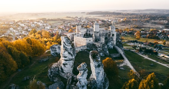 Rozpoczął się sezon wakacji i na tę okazję zamek w Ogrodzieńcu przygotował atrakcje i rycerskie imprezy. Na turystów czekają takie wydarzenia jak: Wieczór z Duchami, Najazd Barbarzyńców, Baloniada czy Turniej Rycerski.