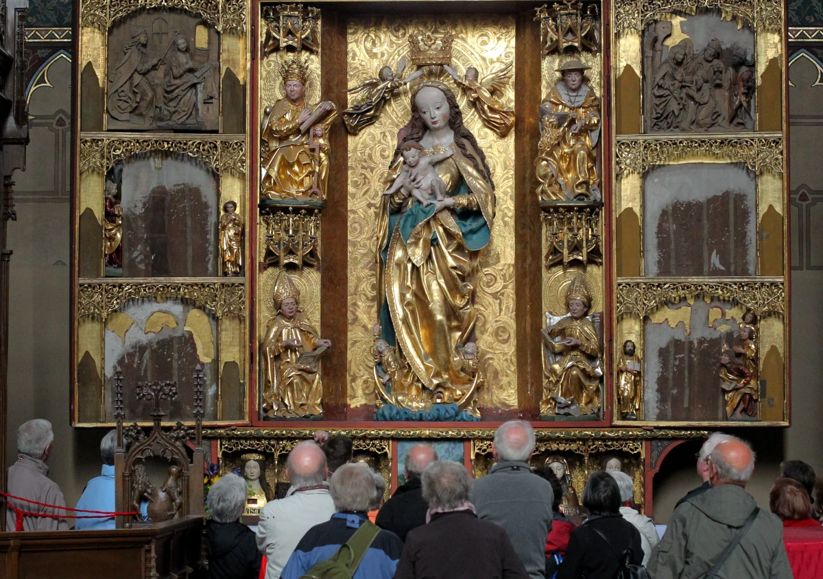 Gotycki ołtarz z katedry we Fromborku, który w czasach Kopernika był głównym ołtarzem we fromborskiej katedrze, został przewieziony ze świątyni do pracowni konserwatorskiej, gdzie m.in. zostanie odtworzona ostatnia kwatera tego ołtarza.