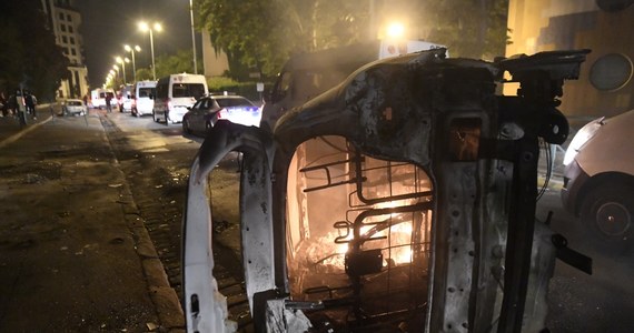 Ponad 600 protestujących zostało zatrzymanych po trzeciej z rzędu nocy zamieszek we francuskich miastach. "Le Monde" pisze, że biorący udział w zamieszkach plądrowali sklepy, dewastowali restauracje i podpalali policyjne radiowozy. Protesty wybuchły po śmierci 17-letniego Nahela, zabitego przez policjanta w Nanterre na przedmieściach Paryża.