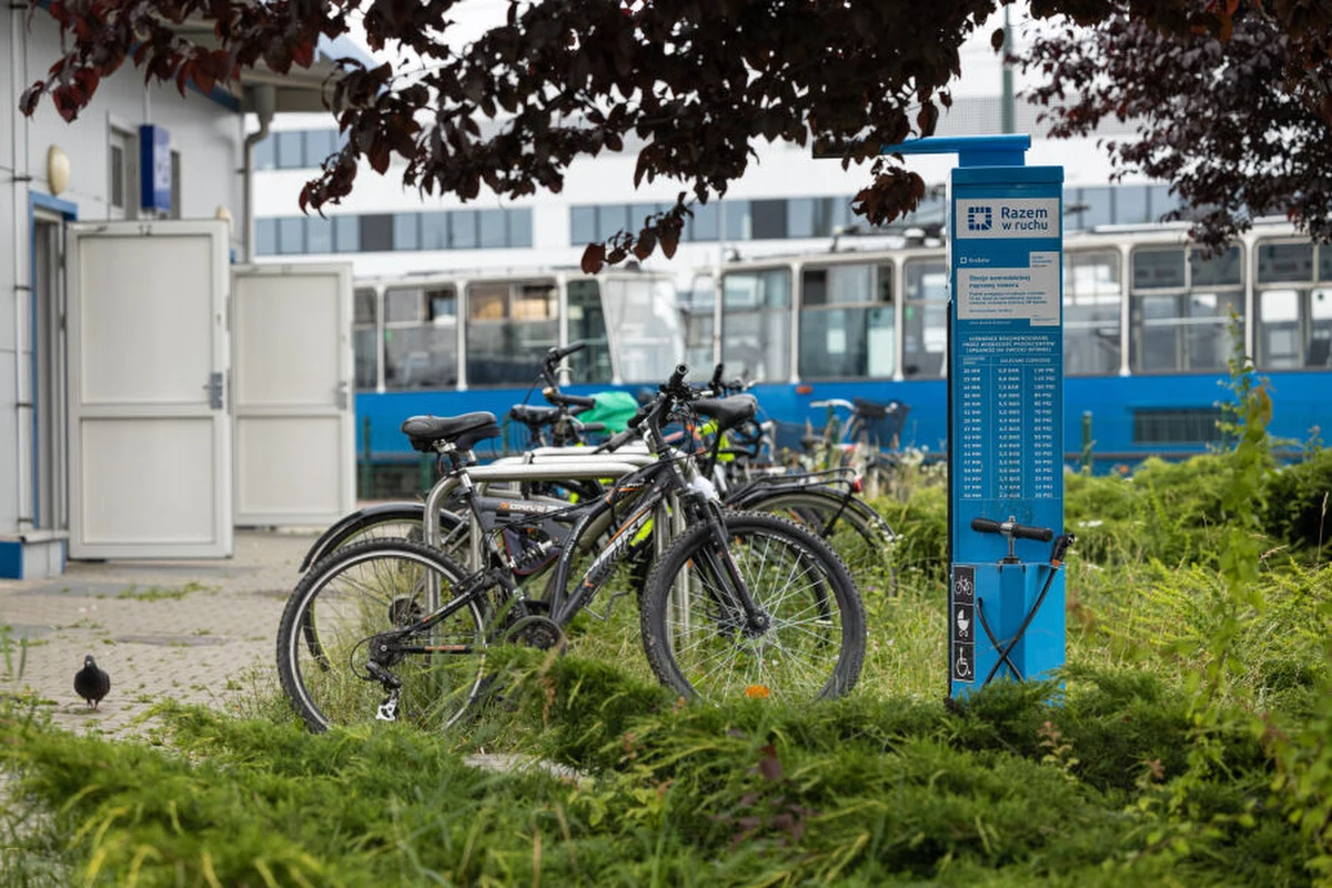 Zarząd Transportu Publicznego w Krakowie do końca listopada postawi 750 nowych stojaków rowerowych. Aktualnie w mieście znajduje się już ok. 10 tysięcy stojaków.