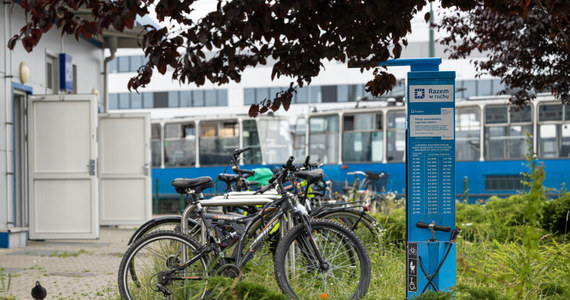 Zarząd Transportu Publicznego w Krakowie do końca listopada postawi 750 nowych stojaków rowerowych. Aktualnie w mieście znajduje się już ok. 10 tysięcy stojaków.