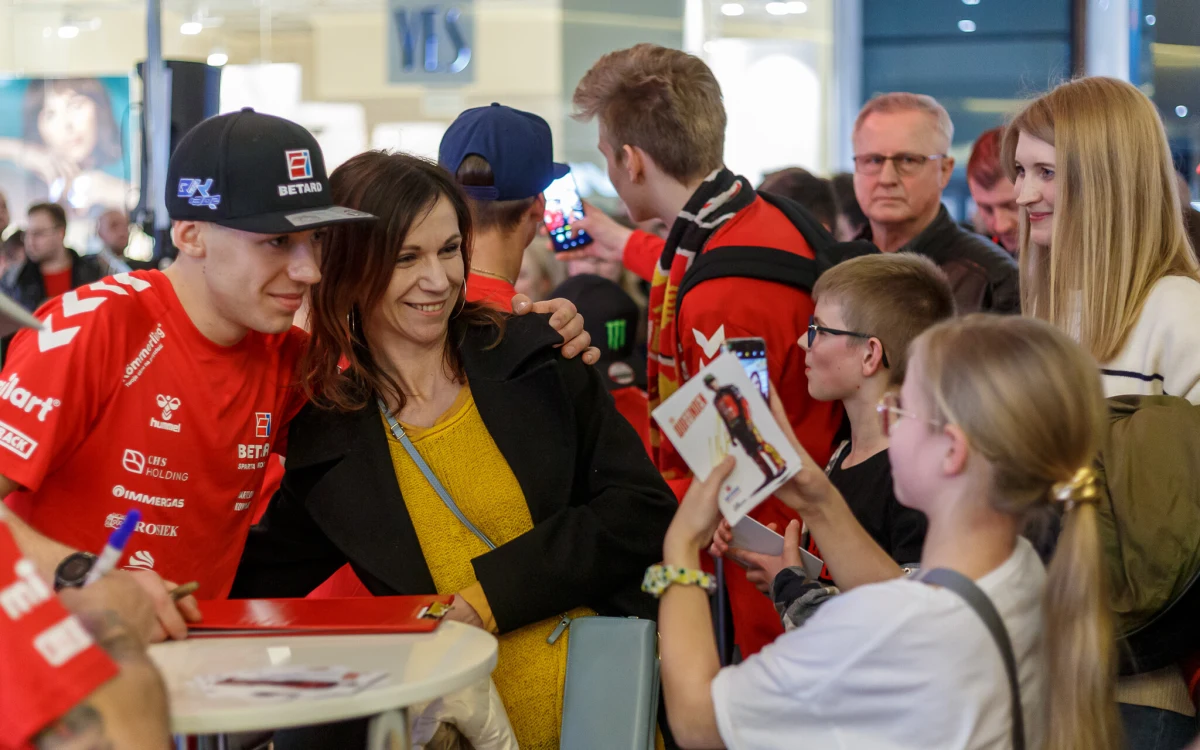 Wspólne zdjęcie, krótka rozmowa i autografy. Już dziś (30.06) o godzinie 14 we wrocławskim Centrum Handlowym Magnolia Park odbędzie się sesja autografowa z zawodnikami Betardu Sparty Wrocław. Wezmą w niej udział reprezentanci drużyny Polski oraz Wielkiej Brytanii występujący w Drużynowym Pucharze Świata - przekazano w komunikacie prasowym.