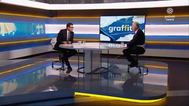 - Prezes Kaczyński był w Świnoujściu i widział jak ludzie się męczą - powiedział w programie "Graffiti" w Polsat News Marek Suski pytany o tunel pod Świną, którego otwarcie zaplanowano na piątek. Inwestycja kosztowała ponad 900 mln zł, z czego prawie 775,7 mln zł pochodzi ze środków unijnych. Pozostałą część dołożyło Świnoujście ze swojego budżetu. - Kiedy kilkanaście lat temu prezes Kaczyński był w Świnoujściu i widział jak ludzie się męczą, bo tam trzeba było się przemieszczać promem, to powiedział, że zbudujemy tunel. Niestety wtedy przyszła Platforma i musieliśmy poczekać parę lat, żeby ten tunel zbudować - powiedział. - To rząd podejmuje decyzję na co są kierowane środki europejskie. Po wpisaniu do planu, zostało to wykonane, więc można mówić, że mamy w tym duży udział - dodał. Następnie poruszony został temat lotniska w Radomiu i kwestia jego przyszłości. - Lotnisko obsłużyło już ponad 20 tys. pasażerów, kolejne firmy zgłaszają się, żeby latać, rozpatrywane są kolejne kierunki - powiedział Suski. - To jest lotnisko, które dopiero zostało uruchomione - przypomniał. - Tego rodzaju biznesy się rozwijają latami - dodał.