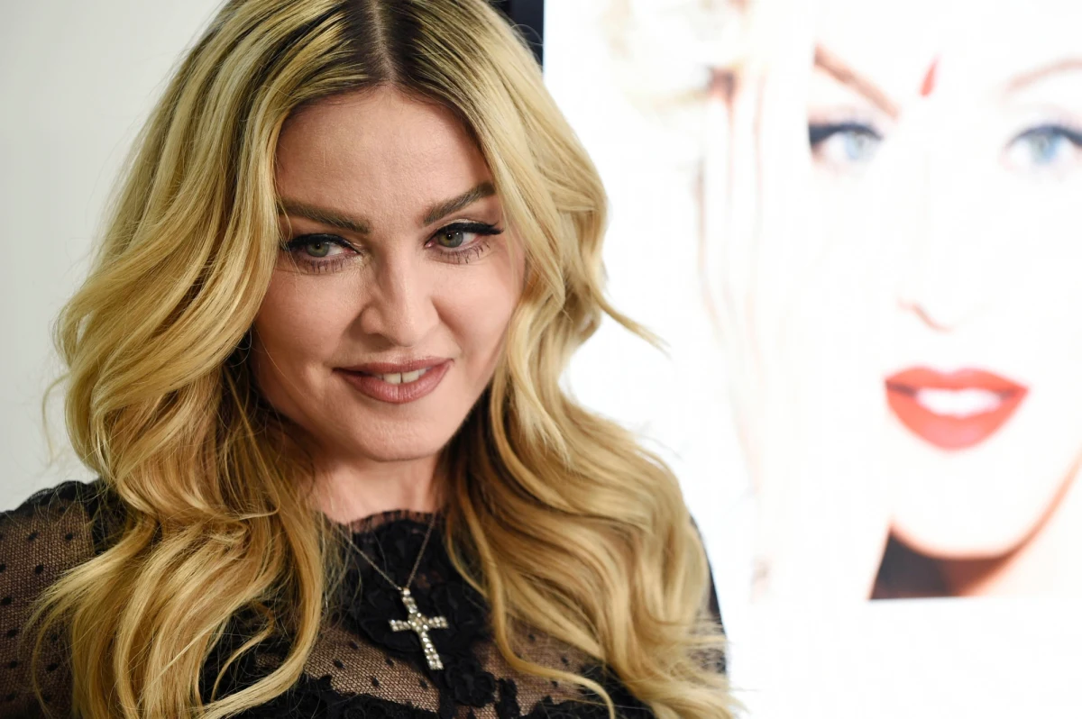 Madonna została wypisana ze szpitala. Prywatna karetka zawiozła ją do domu w Nowym Jorku. Takie informacje przekazuje CNN. Gwiazda kilka dni spędziła na intensywnej terapii z powodu silnej infekcji.