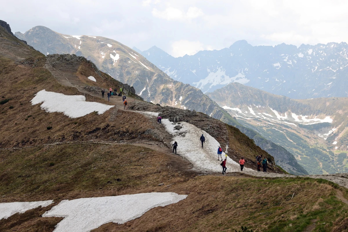 W sobotę rozpoczyna się lipiec, a w Tatrach wciąż nie tylko leży śnieg, ale i miejscami jest go naprawdę sporo. Na biały puch można natknąć się już od 1600 metrów nad poziomem morza.