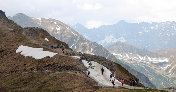 W sobotę rozpoczyna się lipiec, a w Tatrach wciąż nie tylko leży śnieg, ale i miejscami jest go naprawdę sporo. Na biały puch można natknąć się już od 1600 metrów nad poziomem morza.