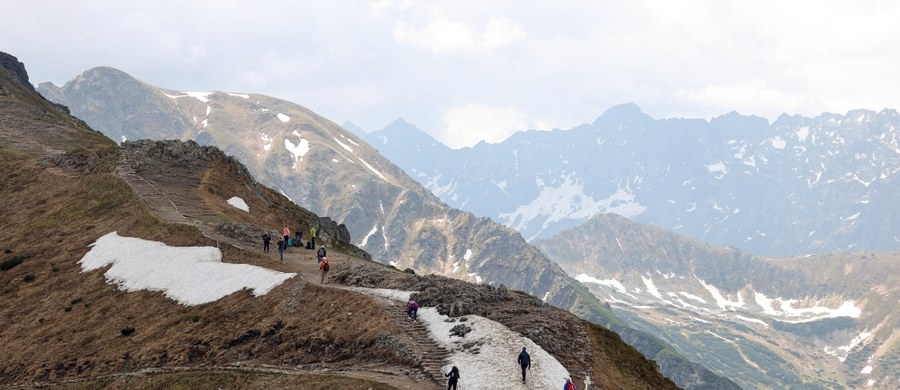 W sobotę rozpoczyna się lipiec, a w Tatrach wciąż nie tylko leży śnieg, ale i miejscami jest go naprawdę sporo. Na biały puch można natknąć się już od 1600 metrów nad poziomem morza.
