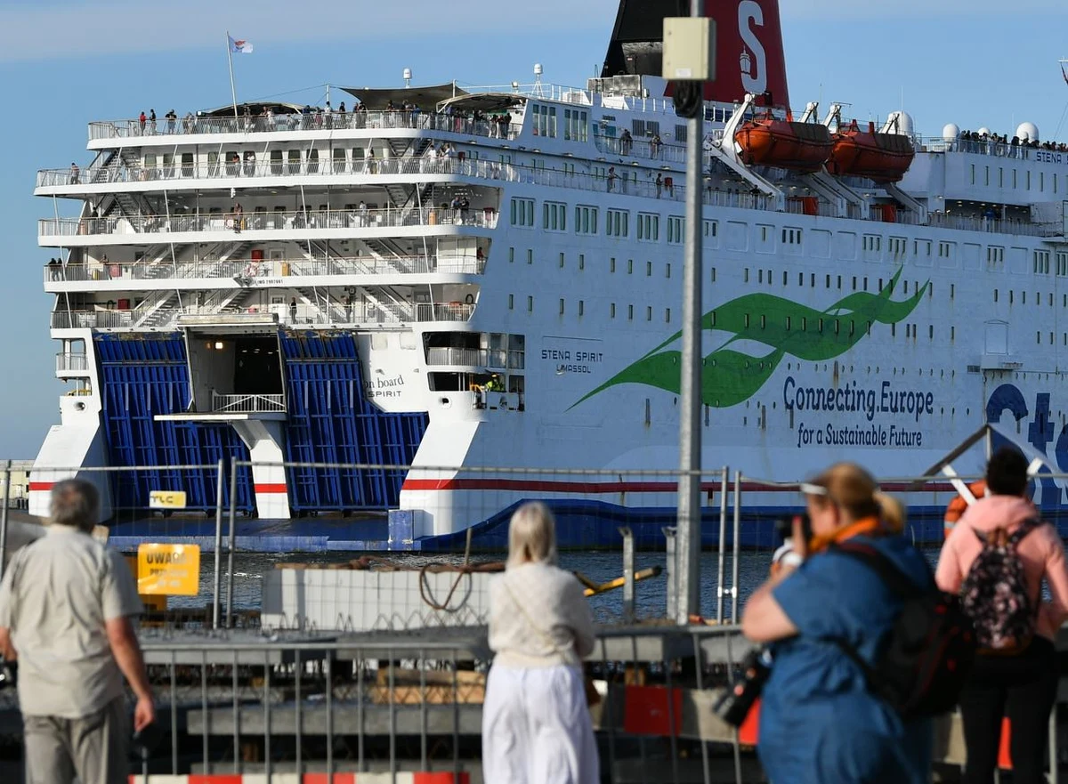 Nie udało się uratować życia kobiety i jej syna, którzy znaleźli się za burtą promu, płynącego w czwartek z Gdyni do Karlskrony. Zapis z kamer monitoringu potwierdza, że 7-letni chłopiec potknął się i wpadł do Bałtyku, 36-latka skoczyła na ratunek. Zostali odnalezieni po zakrojonej na szeroką skalę akcji poszukiwawczej i przetransportowani do szpitala w Karlskronie. 