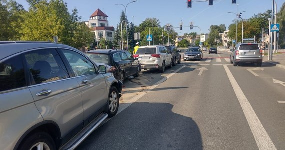 Za kierowanie pojazdem w stanie nietrzeźwości i spowodowanie kolizji z 3 samochodami odpowie 59-letni mieszkaniec Lublina. Mężczyzna nie wyhamował i najechał na tył poprzedzającego go auta. Podczas badania alkomatem okazało się, że w organizmie miał 1,5 promila alkoholu. Stracił już prawo jazdy. Dodatkowo grozi mu wysoka grzywna, zakaz kierowania pojazdami oraz kara do 2 lat pozbawienia wolności.