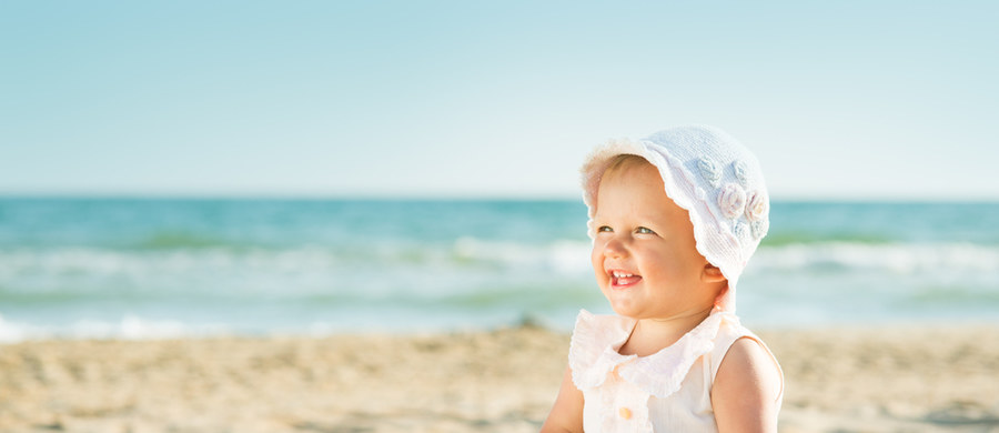 Minęły czasy, gdy zalecano dzieciom „kąpiele słoneczne”. Teraz naukowcy apelują, by dzieci, zwłaszcza małe, były szczególnie chronione przed słońcem.