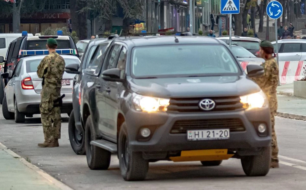 Są pierwsze konsekwencje personalne dla trzech antyterrorystów, którzy uczestniczyli w alkoholowym incydencie podczas międzynarodowej misji w Kosowie - dowiedział się reporter RMF FM. Trzej policjanci samowolnie opuścili jednostkę w kosowskiej Mitrowicy. Przeszli na serbską stronę miasta, gdzie pili alkohol z miejscowymi. Podczas powrotu zostali zatrzymani przez kosowską policję. Z naszych nieoficjalnych ustaleń wynika, że ich zachowanie mogło doprowadzić do wzrostu napięcia między Serbami a Albańczykami. 