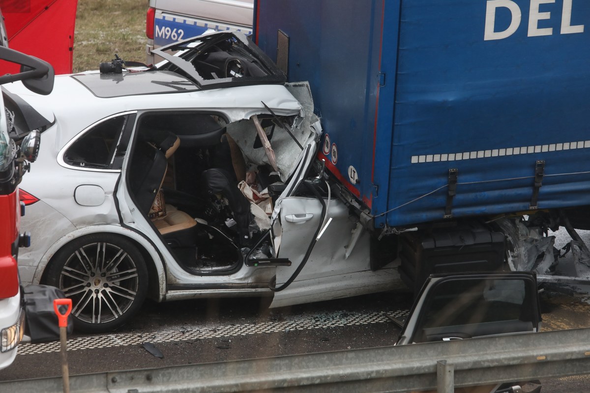 ​Prokuratura Rejonowa w Wysokiem Mazowieckiem umorzyła śledztwo w sprawie wypadku osobowego porsche na trasie ekspresowej S8 w rejonie miejscowości Sikory-Pawłowięta (Podlaskie), w którym w styczniu zginęły trzy osoby. Biegli jednoznacznie stwierdzili, że kierowca, który był wśród ofiar, jechał zbyt szybko.
