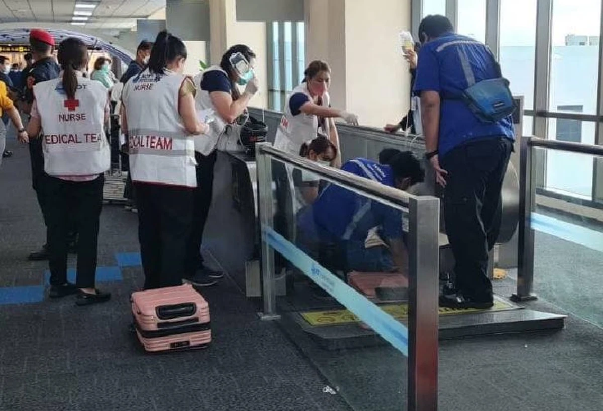 Dramatyczne wydarzenia na lotnisku w Bangkoku. Kobiecie utknęła noga w ruchomym chodniku. Na miejsce wezwano ratowników medycznych, którzy oswobodzili 57-latkę, jednak jak się okazało, konieczna była amputacja. 