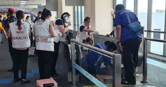 Dramatyczne wydarzenia na lotnisku w Bangkoku. Kobiecie utknęła noga w ruchomym chodniku. Na miejsce wezwano ratowników medycznych, którzy oswobodzili 57-latkę, jednak jak się okazało, konieczna była amputacja. 