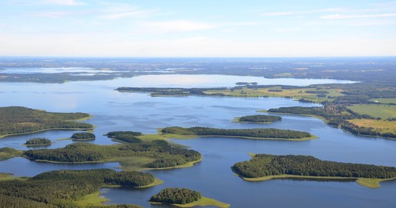 Na szlaku Wielkich Jezior Mazurskich trwa modernizacja stopnia wodnego w Kwiku, śluzy Guzianka I, jazu i śluzy w Karwiku. Remontowany jest także Kanał  Szymoński i Łuczański. W tym sezonie żeglarze muszą liczyć się z utrudnieniami - poinformowały PAP Wody Polskie.