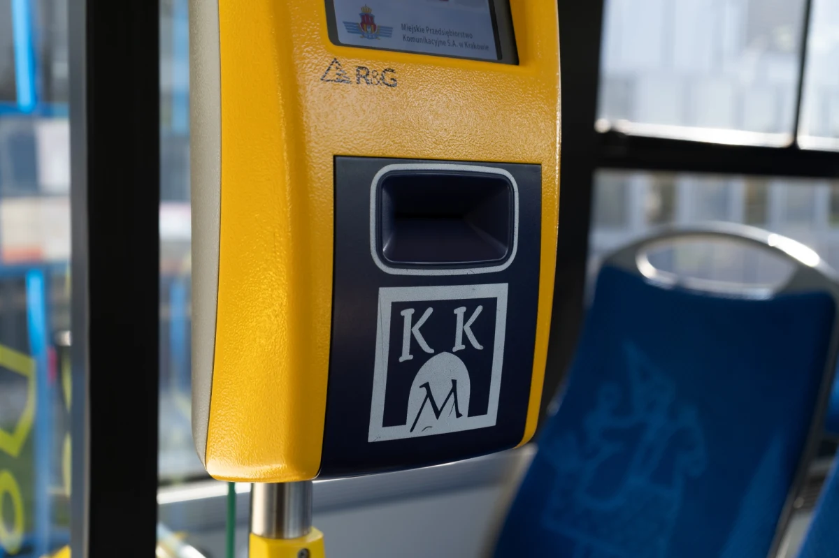 Firma Rewizor, prowadząca kontrole biletów w autobusach i tramwajach, wypowiedziała w piątek miastu Kraków umowę i równocześnie rozwiązała umowy z pracownikami. "To nagła decyzja, ale dla pasażerów nie oznacza żadnych zmian" - powiedział PAP Sebastian Kowal z ZTP.