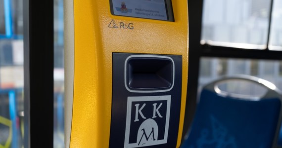 Firma Rewizor, prowadząca kontrole biletów w autobusach i tramwajach, wypowiedziała w piątek miastu Kraków umowę i równocześnie rozwiązała umowy z pracownikami. "To nagła decyzja, ale dla pasażerów nie oznacza żadnych zmian" - powiedział PAP Sebastian Kowal z ZTP.