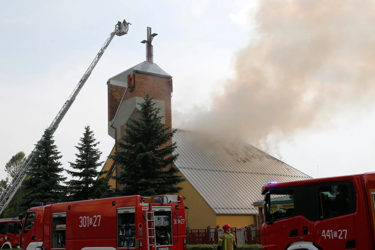 Uszkodzenie przewodów od instalacji fotowoltaicznej było najprawdopodobniej przyczyną pożaru dachu kościoła pod wezwaniem świętego Floriana w Sosnowcu. Takie są wstępne ustalenia biegłego, a prokuratura czeka teraz na pisemną opinię w tej sprawie. Do pożaru doszło 10 dni temu. 