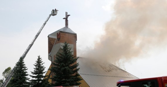 Uszkodzenie przewodów od instalacji fotowoltaicznej było najprawdopodobniej przyczyną pożaru dachu kościoła pod wezwaniem świętego Floriana w Sosnowcu. Takie są wstępne ustalenia biegłego, a prokuratura czeka teraz na pisemną opinię w tej sprawie. Do pożaru doszło 10 dni temu. 