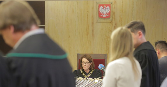 W piątek Sąd Rejonowy w Ostródzie wydał wyrok w głośnej sprawie stosowania tortur na komendzie policji w Olsztynie. Na ławie oskarżonych było siedemnaście osób. Niektórzy usłyszeli wyroki nawet 6,5 roku więzienia. Wyrok nie jest prawomocny.
