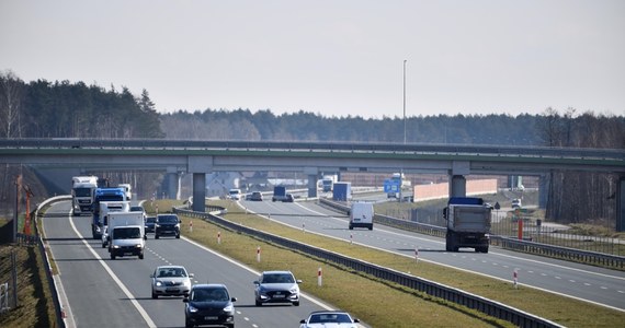 Od 1 lipca wchodzą ważne zmiany dla kierowców. Zniesione zostaną opłaty za przejazd samochodów osobowych państwowymi autostradami. W życie wejdzie także zakaz wyprzedzania się ciężarówek na trasach szybkiego ruchu. Sprawdźcie najważniejsze zmiany, jakie wejdą w życie w sobotę.