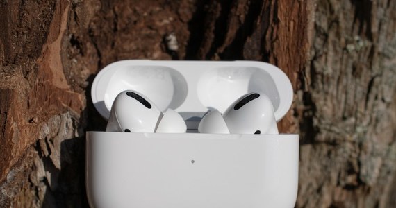 Jeśli szukasz naprawdę dobrych słuchawek, stworzone przez Apple AirPods powinny trafić na Twoją listę zakupów. Są dostępne w wersji dousznej i wokółusznej. Dlaczego warto je poznać?