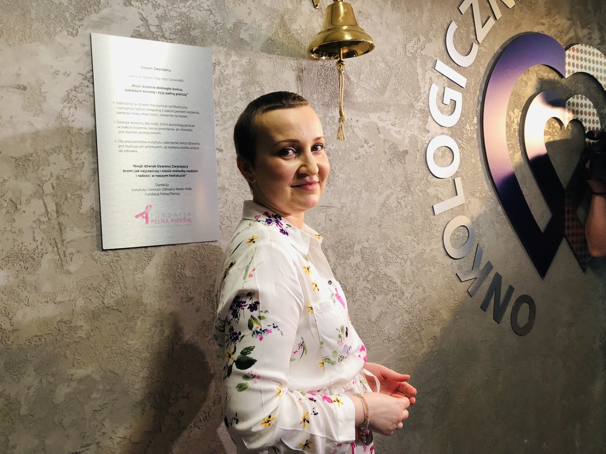 Pani Aneta dowiedziała się, że ma raka piersi na początku 8. miesiąca ciąży. Jeszcze przed porodem przeszła chemioterapię, a po urodzeniu szczęśliwie zdrowej córeczki, usunięto jej chorą pierś. Dziś (30 czerwca) w szpitalu Instytutu Centrum Zdrowia Matki Polki w Łodzi, uderzyła w Dzwon Zwycięzcy, obwieszczający wygraną walkę z rakiem.
