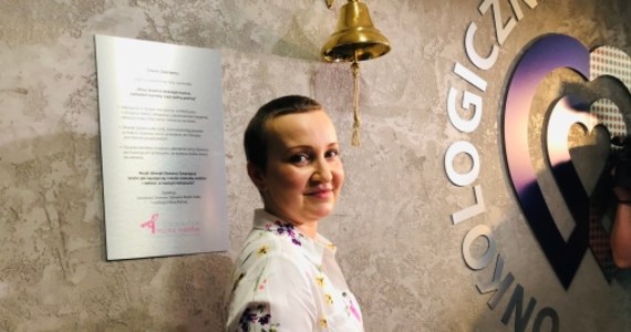 Pani Aneta dowiedziała się, że ma raka piersi na początku 8. miesiąca ciąży. Jeszcze przed porodem przeszła chemioterapię, a po urodzeniu szczęśliwie zdrowej córeczki, usunięto jej chorą pierś. Dziś (30 czerwca) w szpitalu Instytutu Centrum Zdrowia Matki Polki w Łodzi, uderzyła w Dzwon Zwycięzcy, obwieszczający wygraną walkę z rakiem.