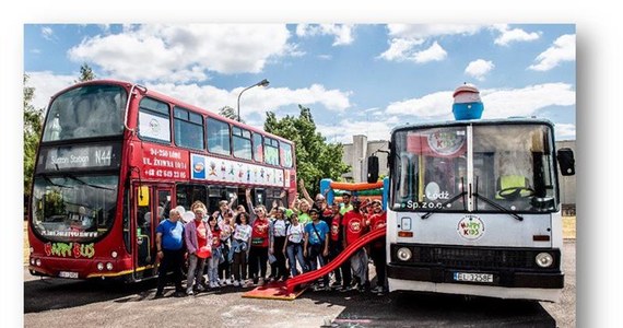 "Wszędzie dobrze, ale razem najlepiej" - pod takim hasłem w tym roku w trasę wyrusza Happy Bus. To 13. edycja letniej tras fundacji Happy Kids z ważnym przesłaniem. Autokary z atrakcjami dla dzieci - wyjadą dziś na drogi, aby przemierzyć Polskę po czterech trasach.