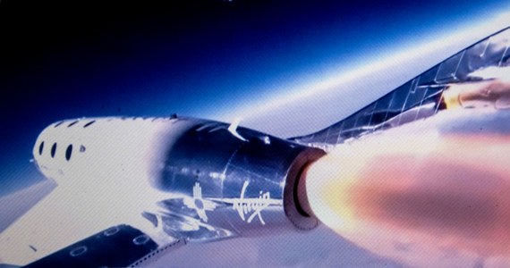 Firma ​Virgin Galactic, należąca do brytyjskiego miliardera Richarda Bransona, wykonała pierwszy komercyjny lot w kosmos. Uczestniczyło w nim, oprócz pilotów, trzech Włochów - dwóch oficerów sił powietrznych i inżynier lotnictwa.