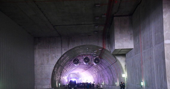 Oficjalnie otwarto tunel pod Świną, który połączył wyspy Uznam i Wolin. Koniec z przeprawami promami, kolejkami i opóźnieniami. Przez tunel przejedziemy w około 2 minuty. Pierwsi kierowcy ruszą już wieczorem.
